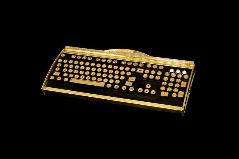 Компьютер gold. Золотая клавиатура. Клавиатура из золота. Золотая клавиатура для компьютера. Компьютер из золота.